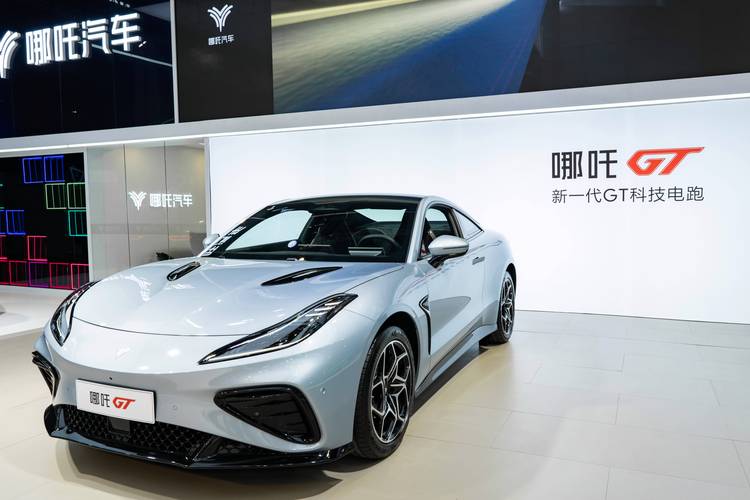 深圳280哪吒汽车在智能汽车领域的表现，领途汽车在新能源汽车市场中的影响力